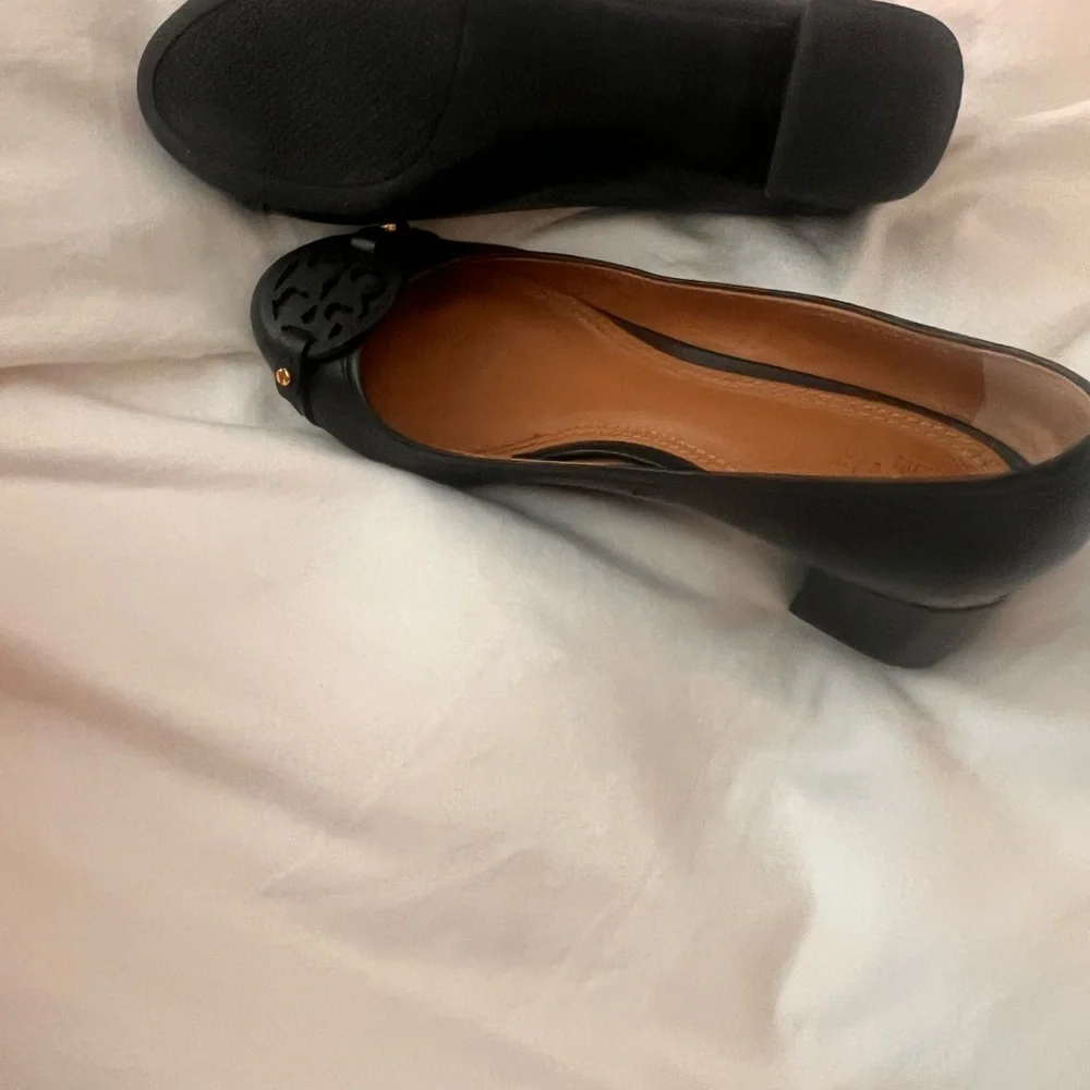 Tory Burch Perfect Black Gabriel Pumps Like New Size 8.5!! - Picture 2 of 5